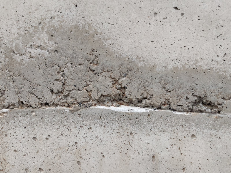 Sichtbeton Schadensbild Kiesnest vor Kratzspachtelung